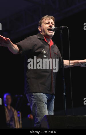 Southside Johnny, vero nome John Lyon, è mostrato il palcoscenico durante una 'live' aspetto di concerto con la Asbury Jukes. Foto Stock