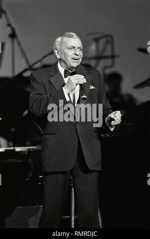 Il cantante e attore Frank Sinatra è mostrato esibirsi sul palco durante un 'live' aspetto di concerto. Foto Stock