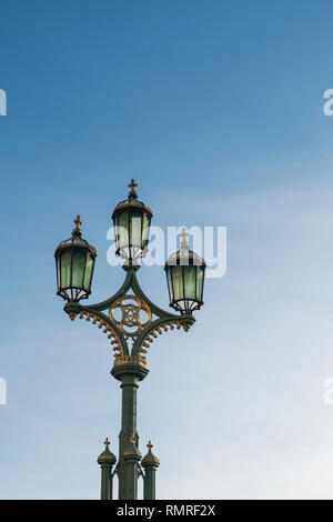 Ornato a tre teste lampione sul Westminster Bridge London Inghilterra England Regno Unito Foto Stock