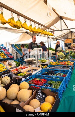 Amsterdam, Paesi Bassi - 2 Settembre 2018: vista da agricoltori biologici Mercato in Amsterdam con una varietà di prodotti e persone visibili Foto Stock