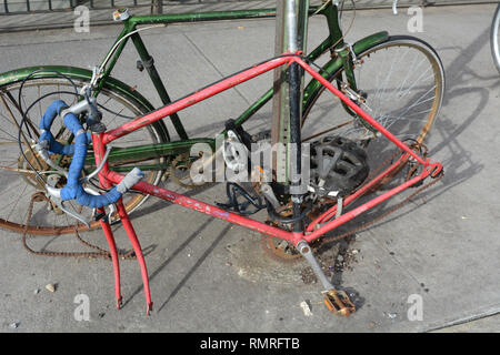 Distrutto - telaio della bicicletta vintage spogliato bloccato su cartello stradale Foto Stock