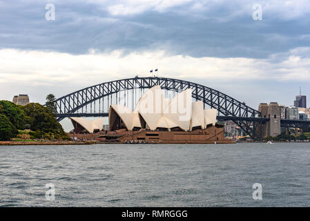 La Sydney Opera House con il Ponte del Porto in background Foto Stock