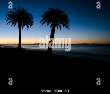 Alba rompe su Refugio membro spiaggia vicino Goleta, CA, Stati Uniti d'America. Foto Stock