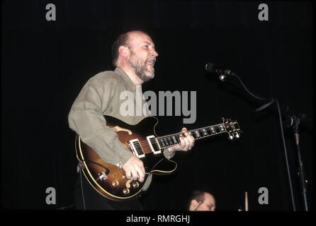 Il chitarrista jazz e compositore John Scofield è mostrato esibirsi sul palco durante un 'live' aspetto di concerto. Foto Stock