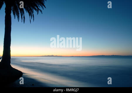 Alba rompe su Refugio membro spiaggia vicino Goleta, CA, Stati Uniti d'America. Foto Stock