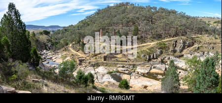 Il Adelong rovine del Mulino d'oro su una soleggiata giornata estiva Foto Stock