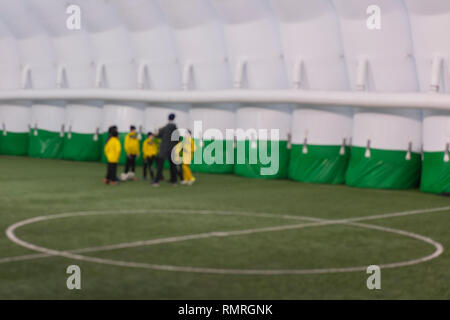 Allenamento di calcio i bambini. Squadra di calcio di ragazzi adorabili esercitando sul passo di verde su strutture speciali. sfocata. Goalie training. Foto Stock