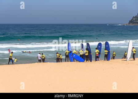 Gli studenti di Manly Surf School schierate sulla spiaggia Foto Stock