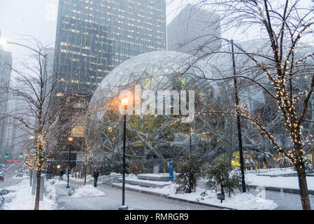 Seattle, Washington circa inverno 2019 la società Amazon la sede mondiale di sfere campus green house terrarium uffici durante una rara tempesta di neve. Foto Stock