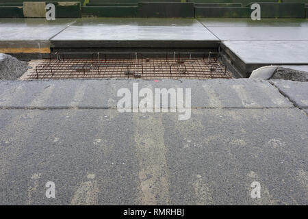 Lavori di riparazione di cemento armato su difese costiere marine danneggiate in anchorsholme, blackpool, fylde Coast nel lancashire uk Foto Stock