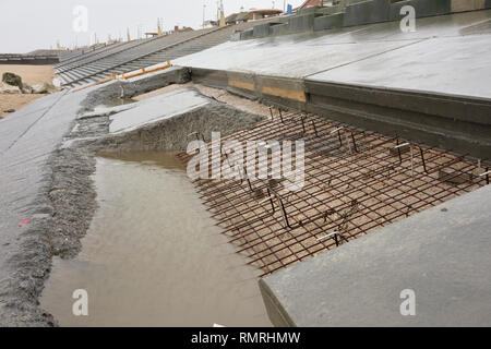 Rete di rinforzo d'acciaio utilizzata per lavori di riparazione su cemento armato danneggiato difesa costiera in, Blackpool, Costa fylde nel lancashire uk Foto Stock