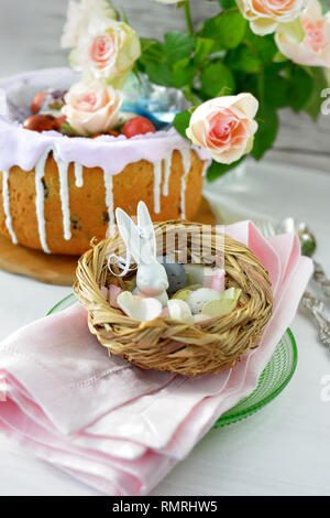 Decorazione di pasqua con uova,conigli e fiori Foto Stock