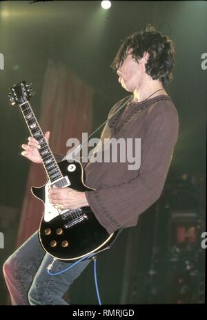 Il chitarrista Dean cetta della rock band di Stone Temple Pilots è mostrato esibirsi sul palco durante un 'live' aspetto di concerto. Foto Stock