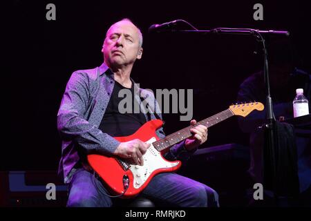 Cantante, compositore e chitarrista Mark Knopfler è mostrato peforming sul palco durante un 'live' aspetto di concerto con la sua band solista. Foto Stock