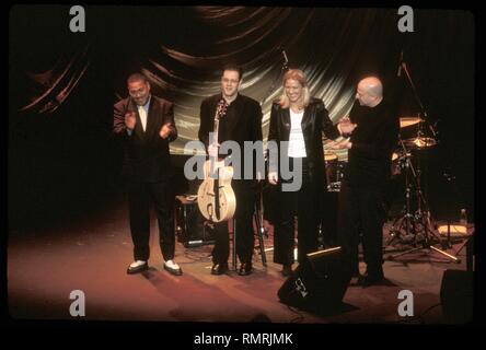 Canadian pianista jazz e la cantante Diana Krall e la sua band si sono mostrati sul palco alla fine del loro 'live' aspetto di concerto. Foto Stock