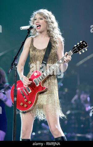 Cantante, compositore e chitarrista Taylor Swift è mostrato esibirsi sul palco durante un 'live' aspetto di concerto. Foto Stock