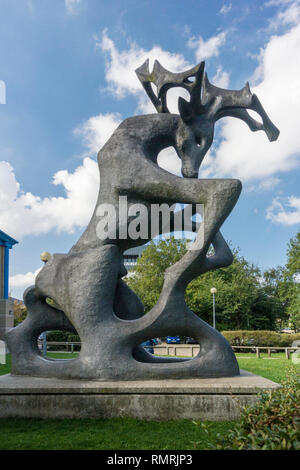 Una grande scultura Stag da Edward Bainbridge Copnall (1963) a Lockmeadow nel Kent Millenium River Park, Maidstone, Kent, Regno Unito Foto Stock