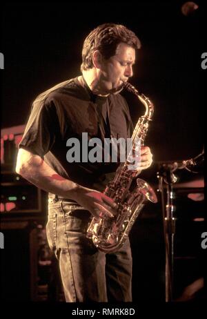 Sassofonista Jay Beckenstein del jazz fusion band Spyro Gyra è mostrato esibirsi sul palco durante un 'live' aspetto di concerto. Foto Stock