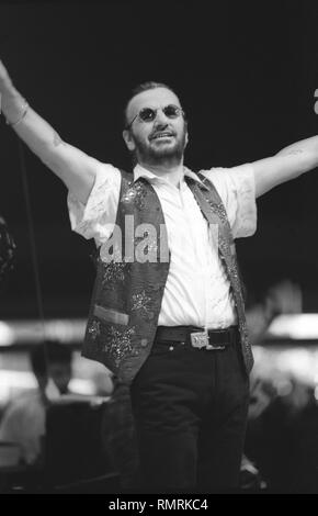 Musicista Ringo Starr è mostrato esibirsi sul palco durante un 'live' aspetto concerto tutta la sua banda di Starr. Foto Stock