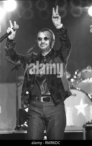 Musicista Ringo Starr è mostrato esibirsi sul palco durante un 'live' aspetto concerto tutta la sua banda di Starr. Foto Stock