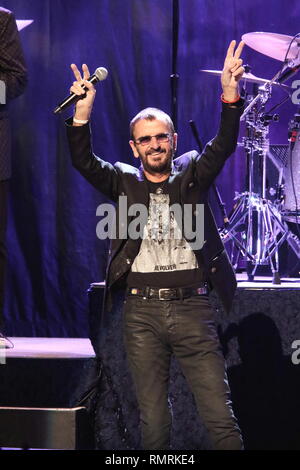 Musicista Ringo Starr è mostrato esibirsi sul palco durante un 'live' aspetto concerto tutta la sua banda di Starr. Foto Stock