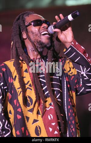 Rhythm chitarrista e cantante David cerve dei Grammy Award winning reggae band, STEEL PULSE, è mostrato il palcoscenico durante una 'live' concerto. Foto Stock