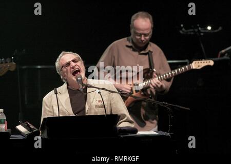 Musicista Donald Fagen e Walter Becker del jazz & classic rock band Steely Dan sono mostrati esibirsi sul palco durante un 'live' concerto. Foto Stock