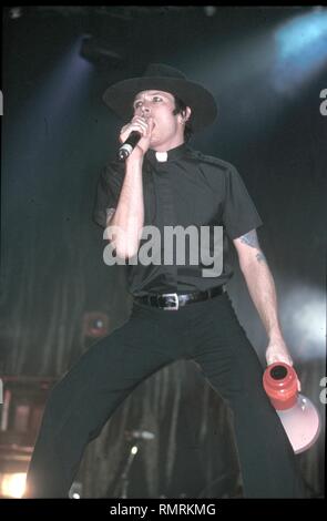 Il cantante Scott Weiland della rock band di Stone Temple Pilots è mostrato esibirsi sul palco durante un 'live' aspetto di concerto. Foto Stock