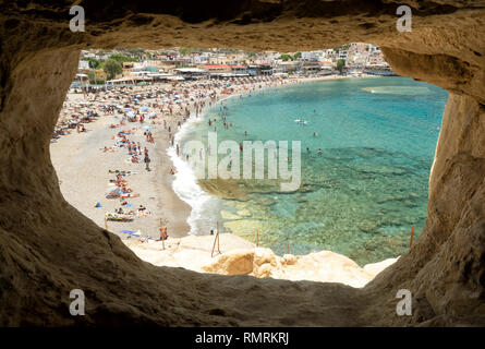 I turisti presso la spiaggia di Matala, una vista da grotte, Creta, Grecia - 22 giugno 2018 Foto Stock