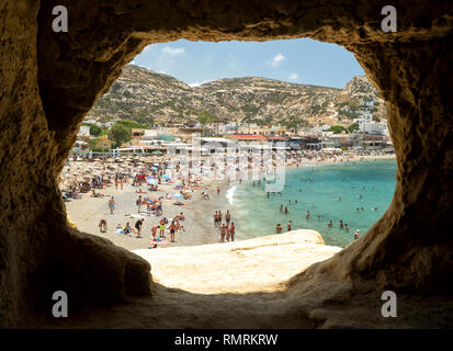 I turisti presso la spiaggia di Matala, una vista da grotte, Creta, Grecia - 22 giugno 2018 Foto Stock