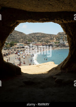 I turisti presso la spiaggia di Matala, una vista da grotte, Creta, Grecia - 22 giugno 2018 Foto Stock