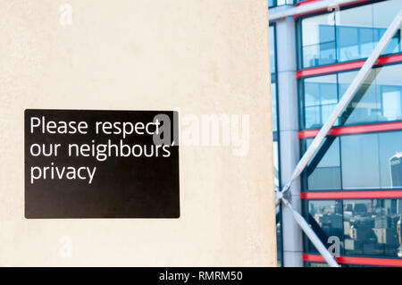 Segno sulla visualizzazione galleria di Tate Modern chiede alla gente di rispettare la privacy degli occupanti della vicina Neo Bankside sviluppo che si affaccia su Foto Stock