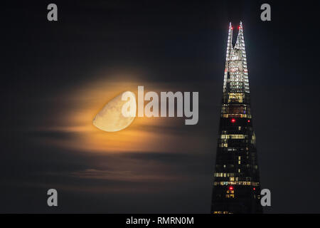 Waxing Gibbous Moon imposta sull'Shard grattacielo a Londra Foto Stock