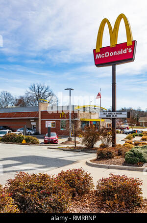 GREENSBORO, NC, Stati Uniti d'America-2/14/19: il McDonald's ristorante fast food in Guilford College. Foto Stock