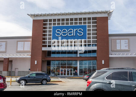 GREENSBORO, NC, Stati Uniti d'America-2/14/19: Sears storefront amichevole nel centro commerciale. Foto Stock