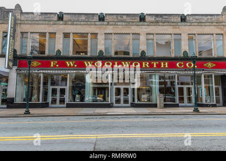 GREENSBORO, NC, Stati Uniti d'America-2/14/19: la F W. Woolworth Building dove il primo 'it-in' per integragtion si è verificato nel 1960. Foto Stock