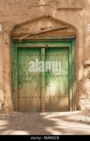 Antica porta di una casa di fango nel vecchio villaggio di Al Hamra (Oman) Foto Stock