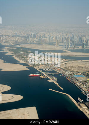 Dubai gli edifici del porto e si vede dall'aereo in fase di decollo Foto Stock