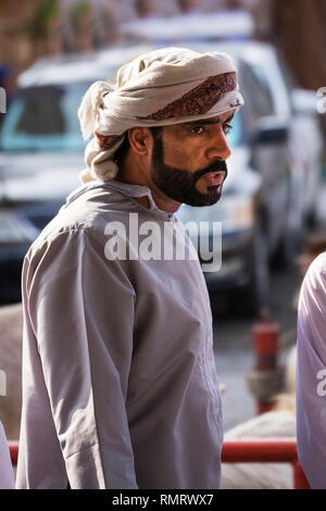 Nizwa, Oman - 2 Novembre 2018: giovane uomo Omani a Nizwa mercato del venerdì Foto Stock