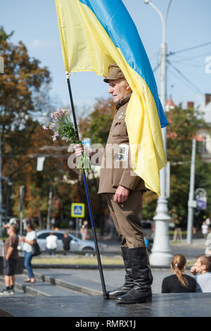 Lviv, Ucraina - 24 agosto 2017: un veterano dell'Ucraina esercito di insorti detiene una bandiera dell'Ucraina. Giorno di indipendenza dell'Ucraina Foto Stock