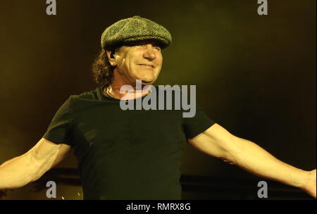 Il cantante Brian Johnson è mostrato esibirsi sul palco durante un concerto dal vivo aspetto con ac dc. Foto Stock