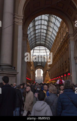 Milano, Italia - 08 dicembre, 2018: albero di natale in galleria Vittorio Emanuele, Milano. Il luogo è la folla di yourists Foto Stock