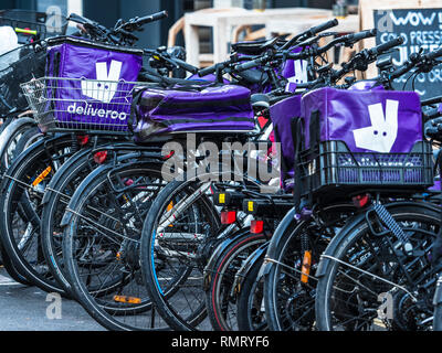 Deliveroo Food Delivery Courier Delivery Bikes allineati nel centro di Londra Foto Stock