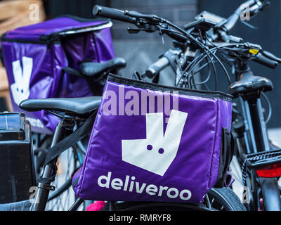 Deliveroo Food Delivery Courier Delivery Bikes allineati nel centro di Londra Foto Stock