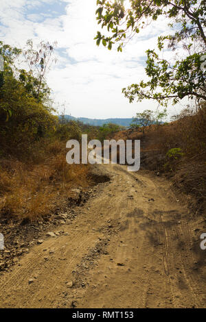 Danneggiato asfalto strada con buche ,Asia Foto Stock