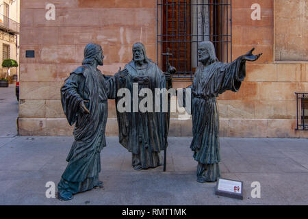 Elche, Alicante, Spagna; Febbraio 2017: primo piano della scultura "tre apostoli' statue in bronzo di fronte alla Basilica di Santa Maria in downtown di ELC Foto Stock