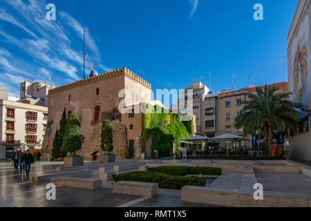 Elche, Alicante, Spagna; Febbraio 2017: Torre di Calahorra nella città di Elche, con il suo giardino verticale nella provincia di Alicante. Foto Stock