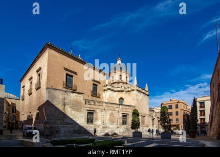 Elche, Alicante, Spagna; Febbraio 2017: vista della Basilica di Santa Maria nel centro storico della città di Elche Foto Stock
