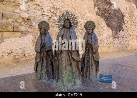 Elche, Alicante, Spagna; Febbraio 2017: primo piano della scultura "Las tres Marias' statue di bronzo nel centro storico di Elche Foto Stock
