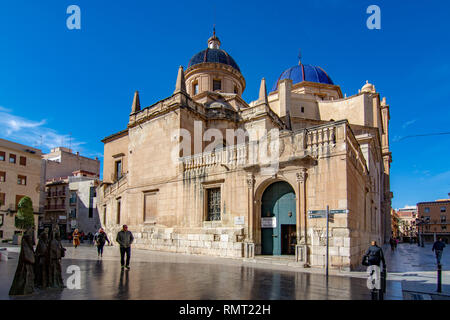 Elche, Alicante, Spagna; Febbraio 2017: vista della Basilica di Santa Maria nel centro storico della città di Elche Foto Stock